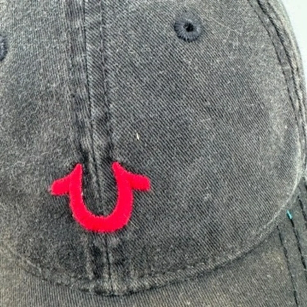True Religion Hat‎ Cap Black Red Mens OSFA Horseshoe Distressed Faded Strapback